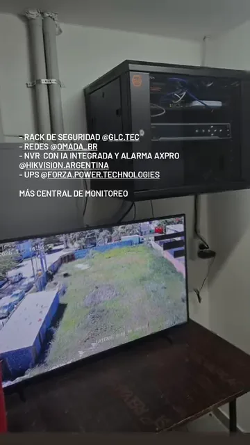 Rack de seguridad con NVR y monitor mostrando cámaras en vivo de una obra