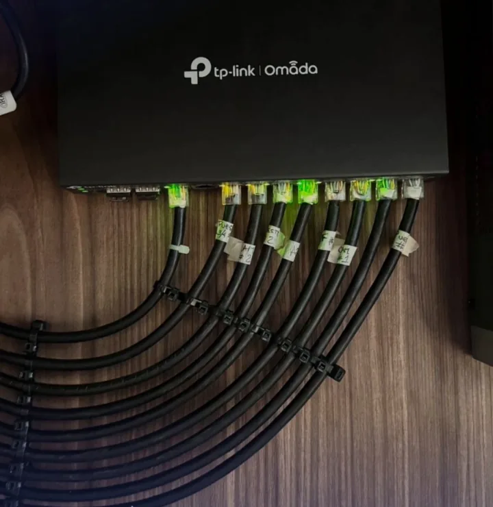 Switch de red TP-Link Omada con el cableado prolijamente peinado y etiquetado