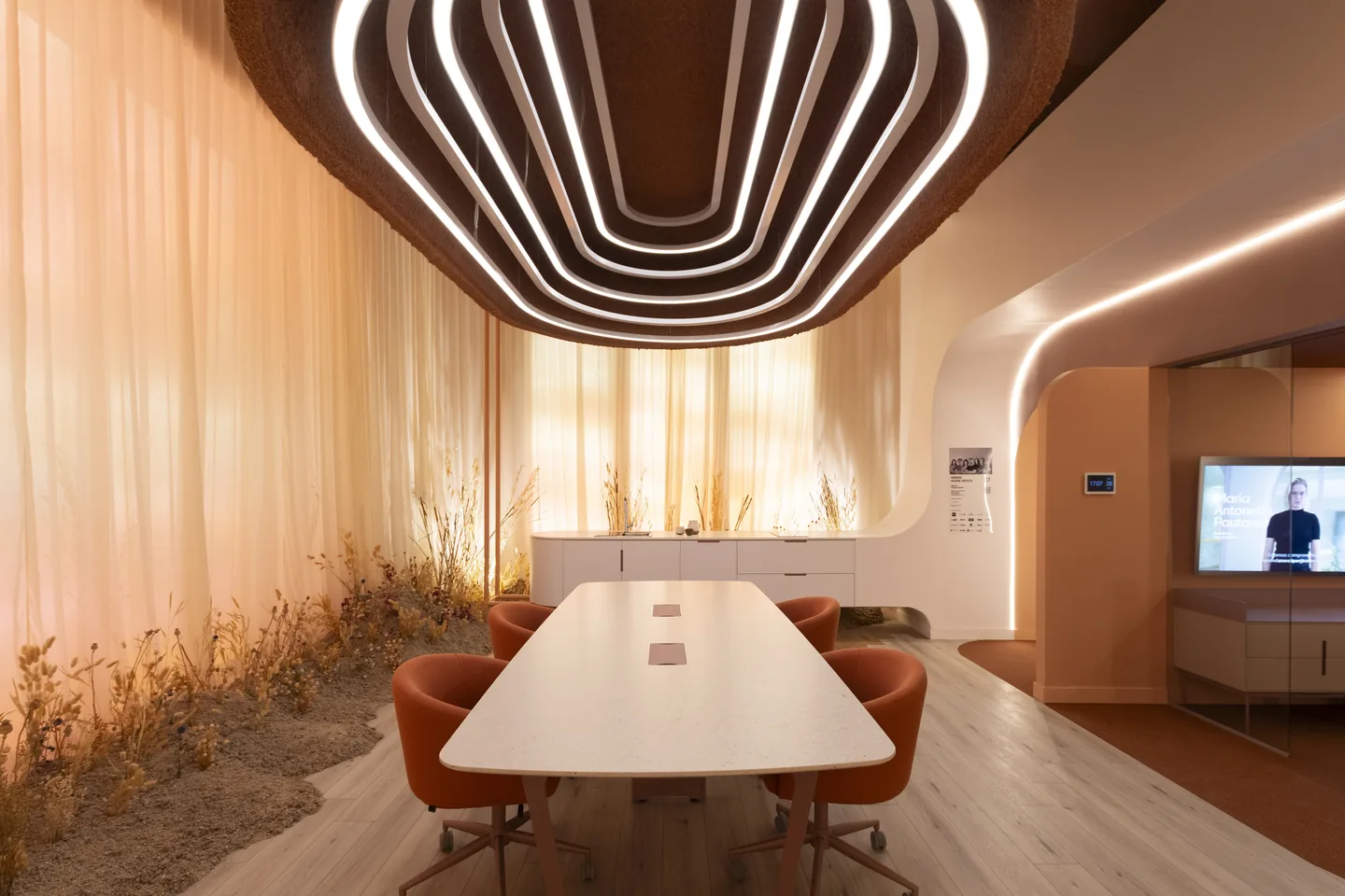 Sala de Casa FOA con iluminación lineal integrada en el cielorraso y un panel de control en la pared