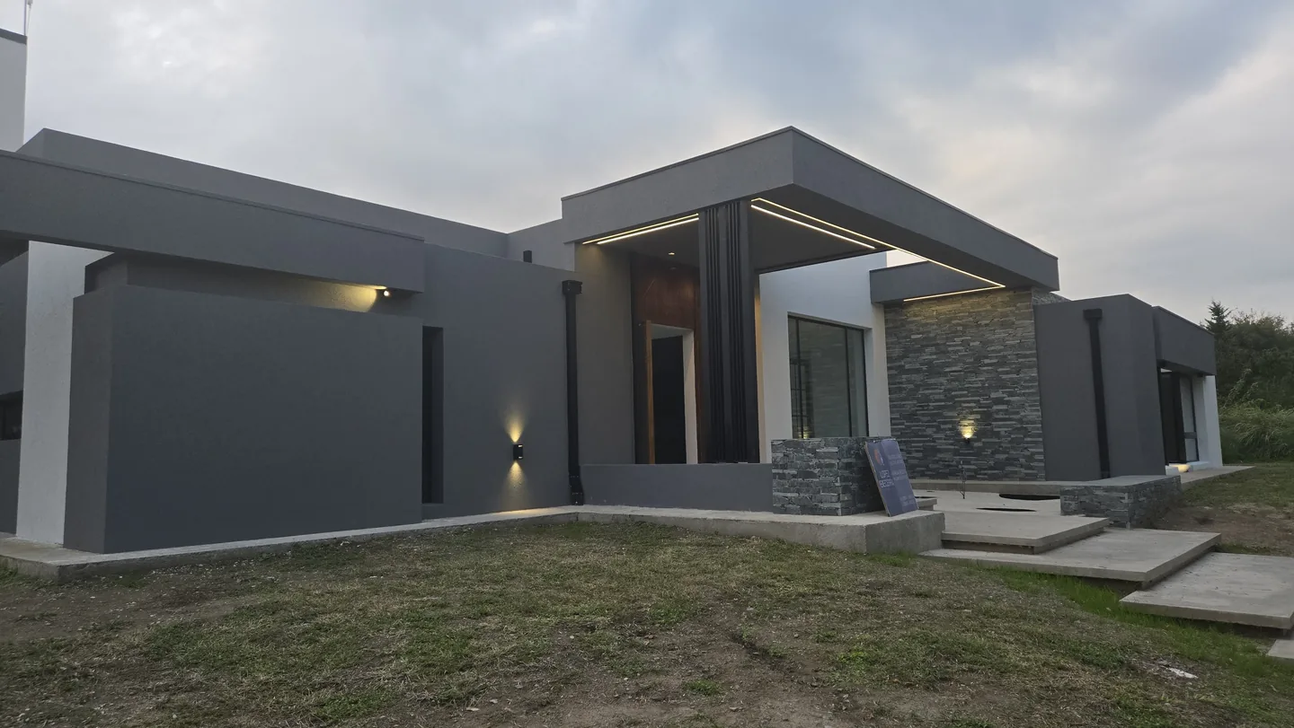 Vivienda al atardecer con la iluminación exterior integrada encendida