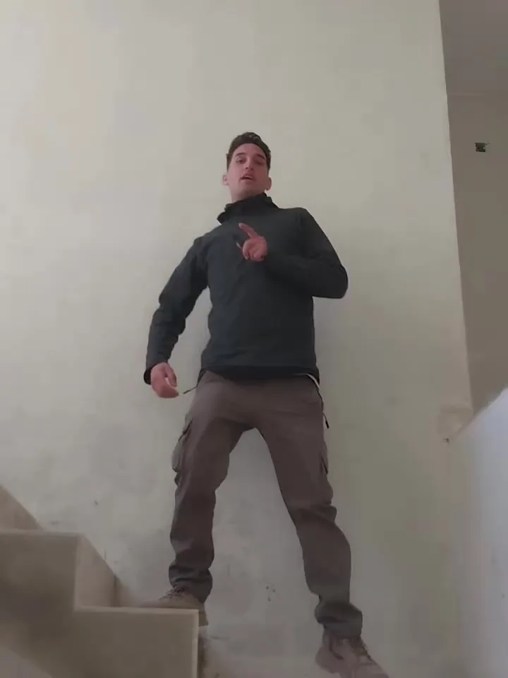 Estructura de hormigón visto en una obra en construcción, escalera todavía sin terminar