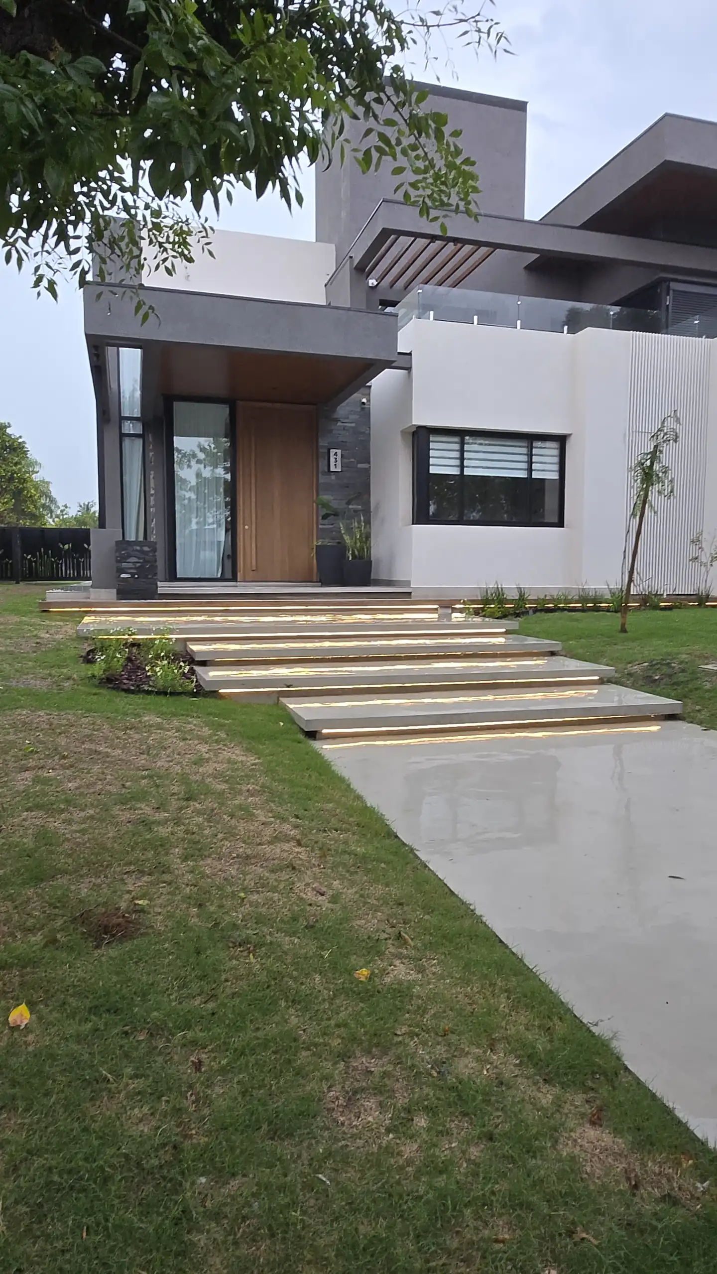Fachada de la Casa San Isidro, con escalones de acceso iluminados por tira LED integrada en cada peldaño