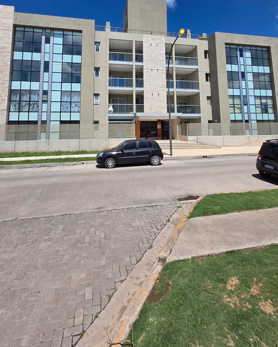 Fachada del edificio San Piero, con el frente en piedra travertino y balcones vidriados