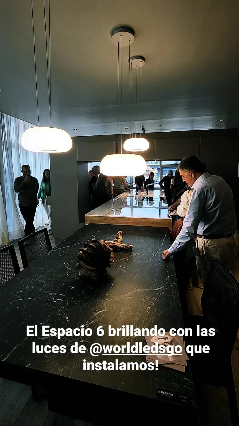 Mesa de comedor del Espacio 6 en Casa FOA 2023, con las luminarias de WorldLedsGo encendidas