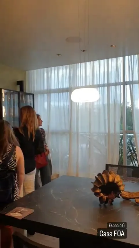 Visitantes recorriendo el Espacio 6 de Casa FOA 2023, con las luminarias instaladas por Nova Domus encendidas