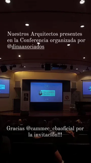Auditorio durante la conferencia organizada por Dina Asociados, con una oradora en el escenario