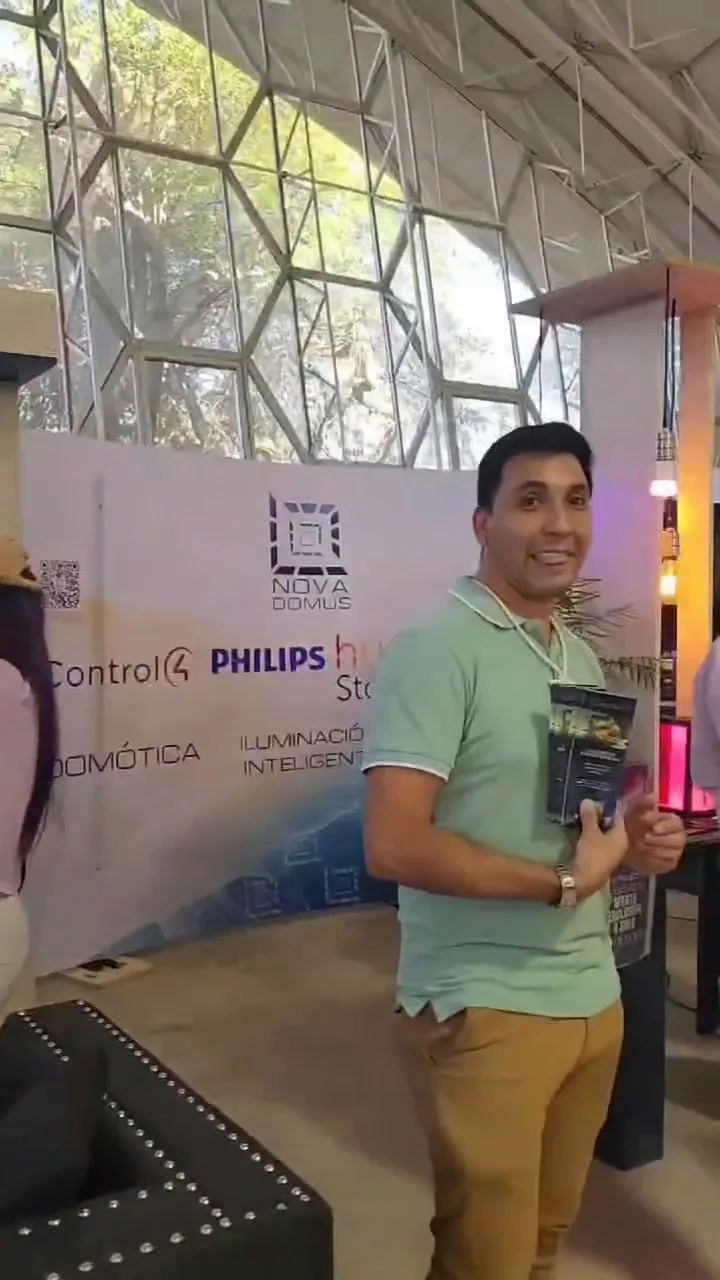 Integrante de Nova Domus en el stand 88 de Expo Estilo Casa 2023, con el logo de la marca y las de Control4 y Philips Hue de fondo