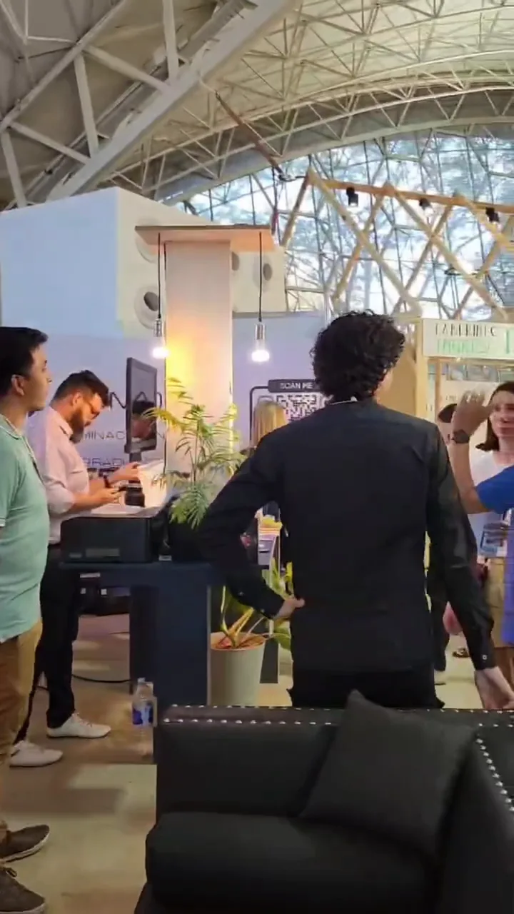 Visitantes recorriendo el stand de Nova Domus en Expo Estilo Casa 2023