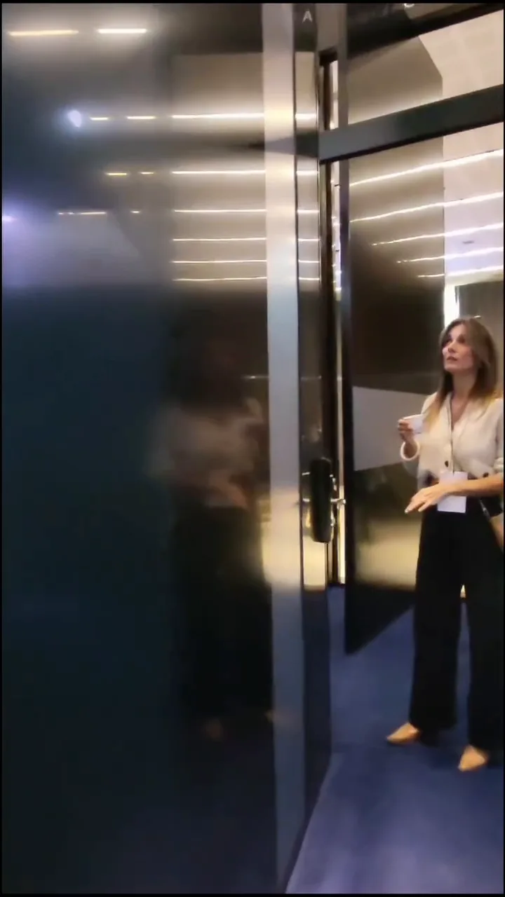 Puerta con la cerradura digital Yale YMF30 instalada, en el stand de NAOS Aberturas en Proyectar Córdoba 2024