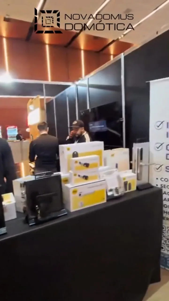 Stand propio de Nova Domus en Proyectar Córdoba 2026, con productos Yale sobre la mesa