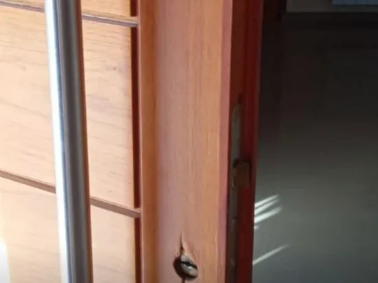 Canto de la puerta con el alojamiento de la cerradura ya retirada, listo para presentar la nueva