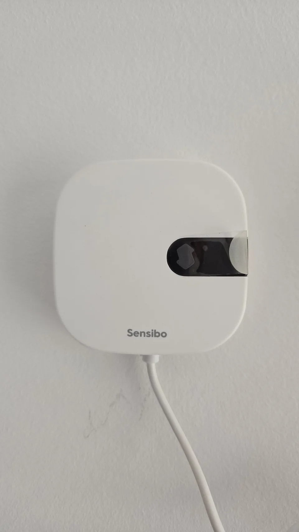 Controlador de climatización Sensibo instalado en pared