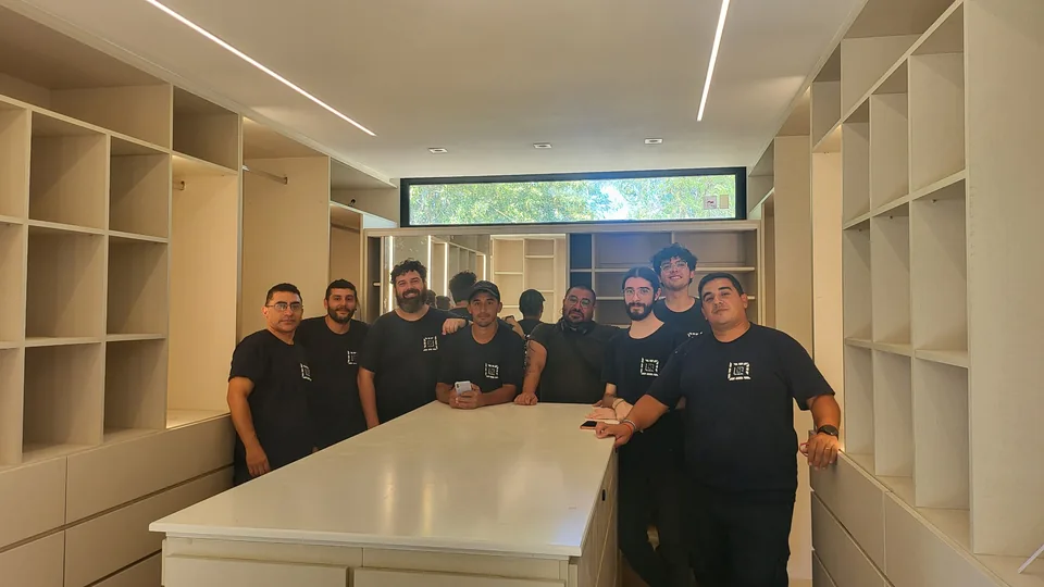 Equipo completo de Nova Domus reunido en un vestidor con placares e iluminación LED embutida en el cielorraso, obra terminada