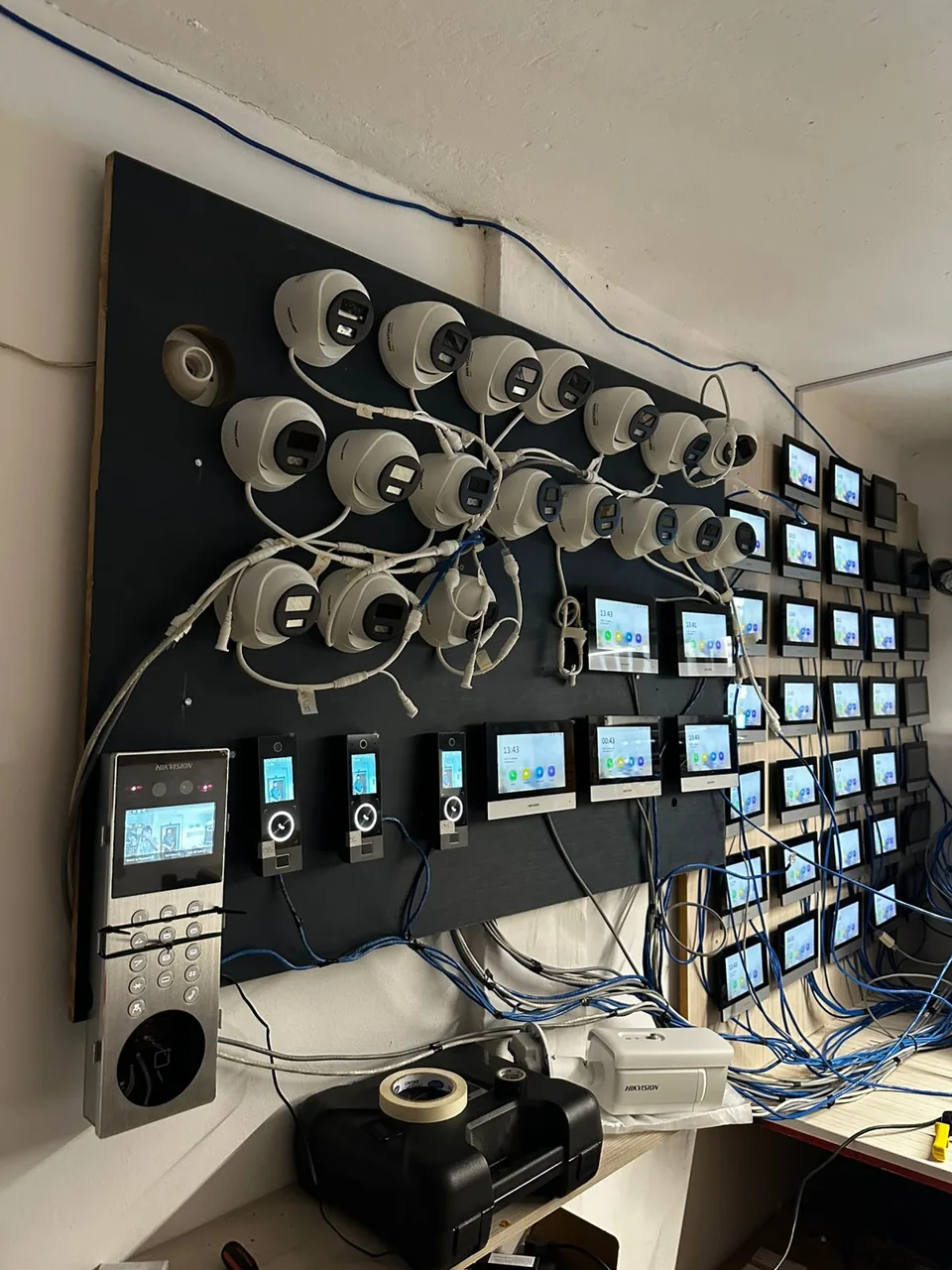 Banco de pruebas con cámaras domo cableadas y verificadas antes de instalarse en obra